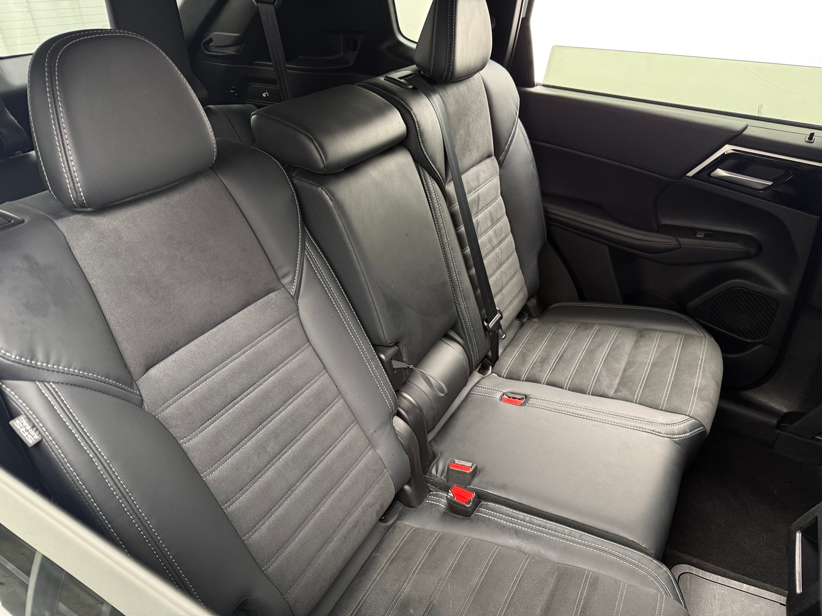 Thumbnail: 2023 Mitsubishi Outlander - 5