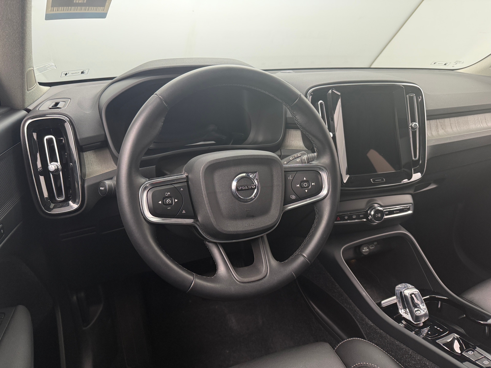 Thumbnail: 2025 Volvo XC40 - 4