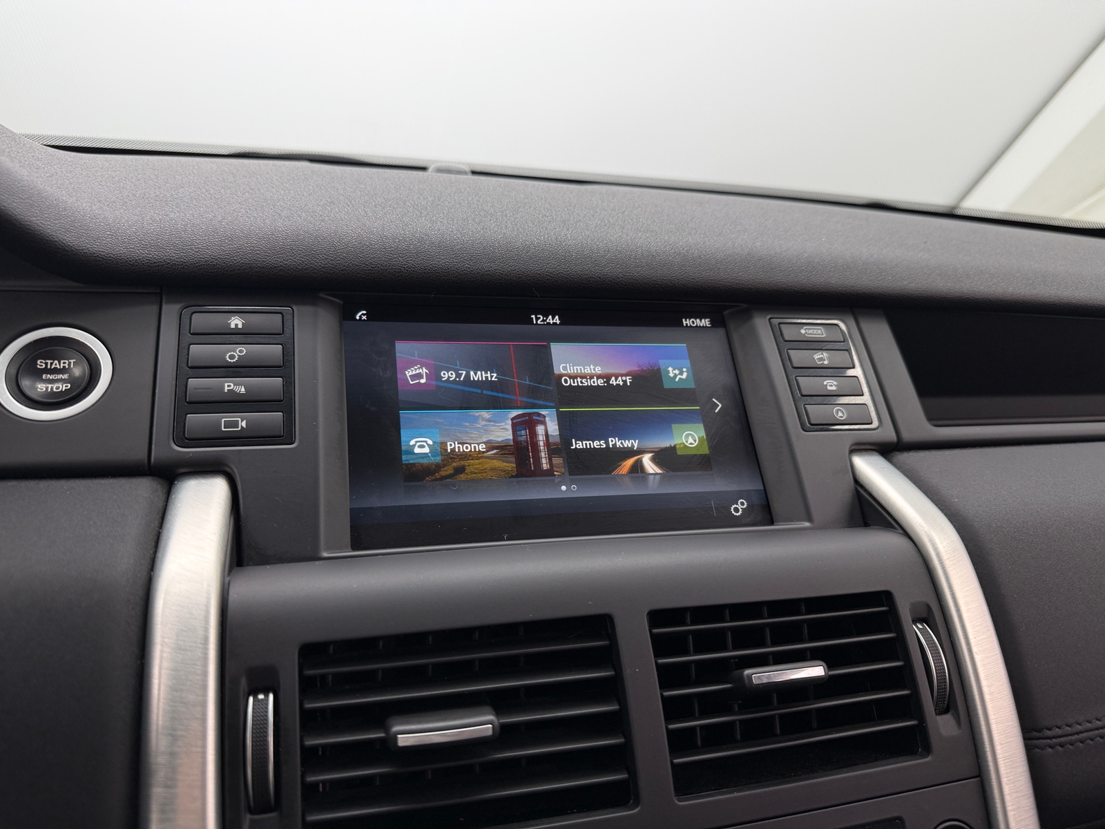 Thumbnail: 2016 Land Rover Discovery Sport - 3