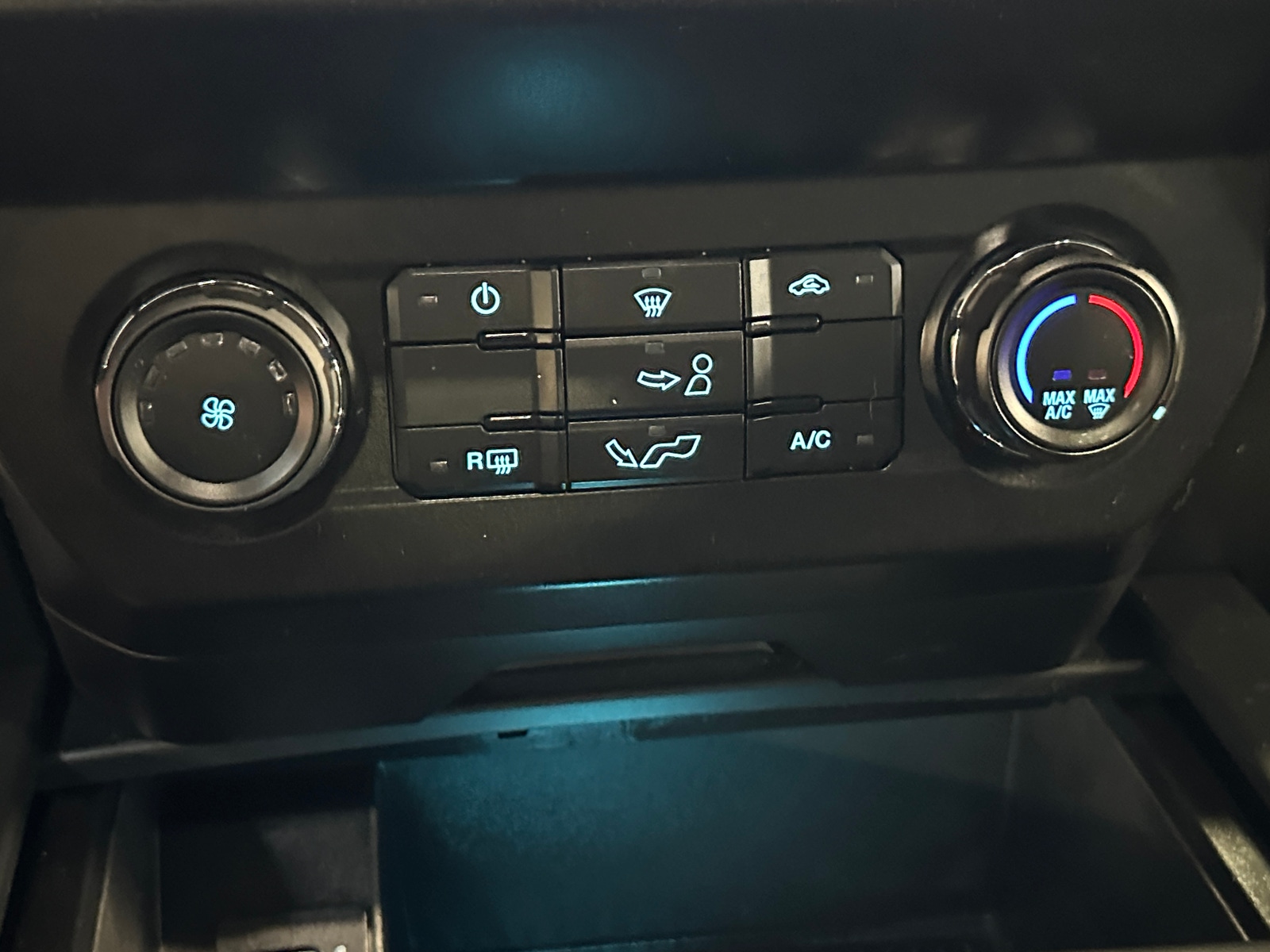 Thumbnail: 2019 Ford Econoline - 4