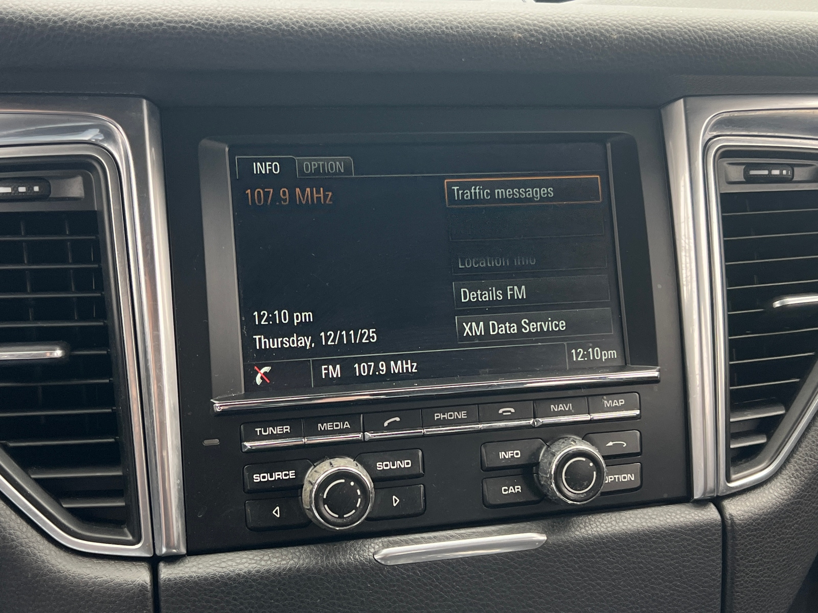 Thumbnail: 2016 Porsche Macan - 3