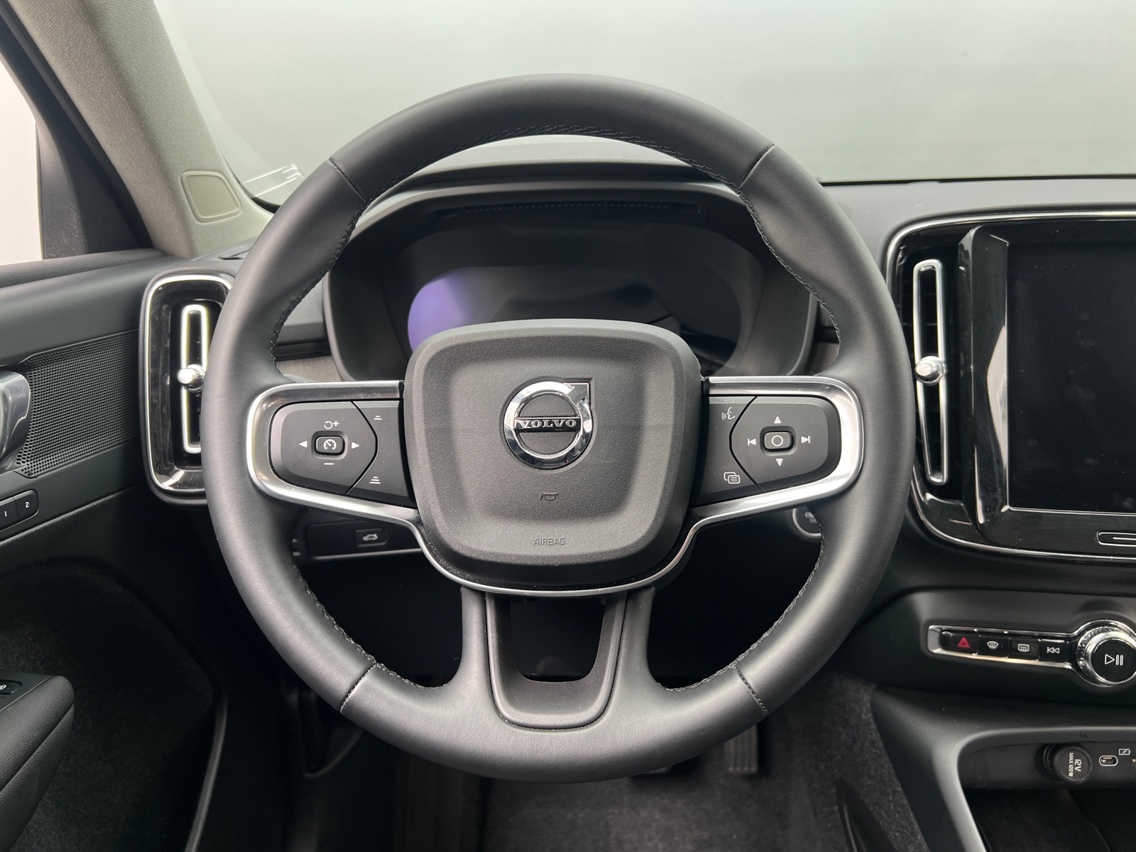 Thumbnail: 2025 Volvo XC40 - 4