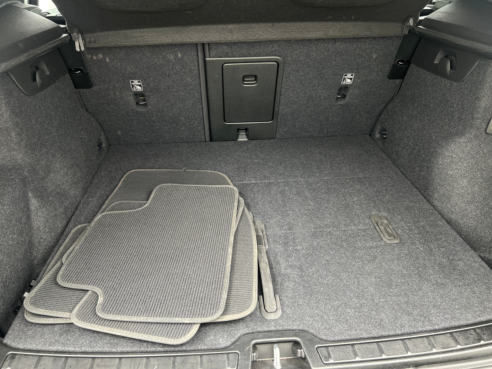 Thumbnail: 2025 Volvo XC40 - 6