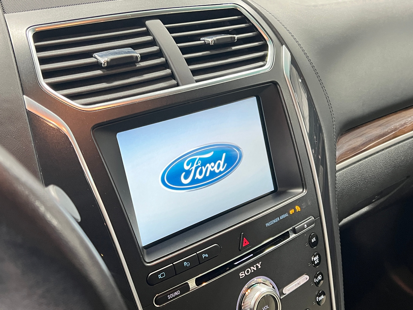 Thumbnail: 2016 Ford Explorer - 3