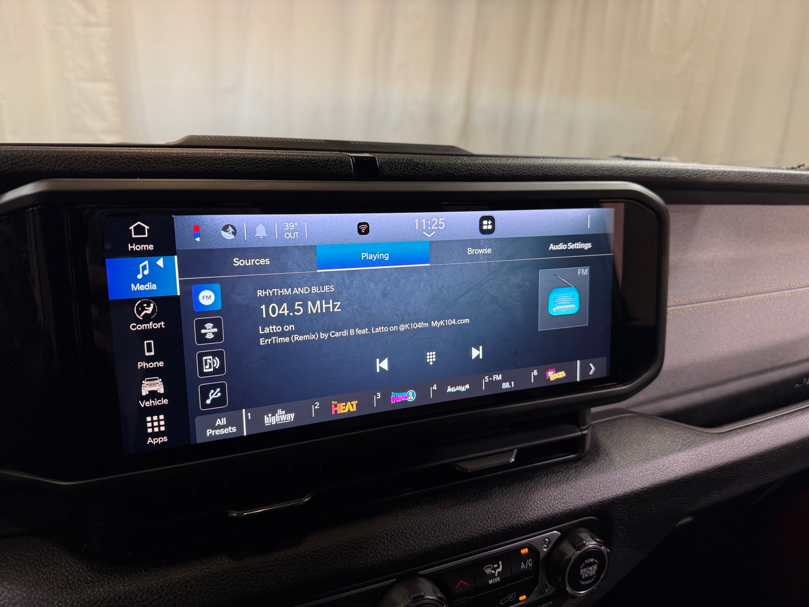 Thumbnail: 2025 Jeep Gladiator - 4