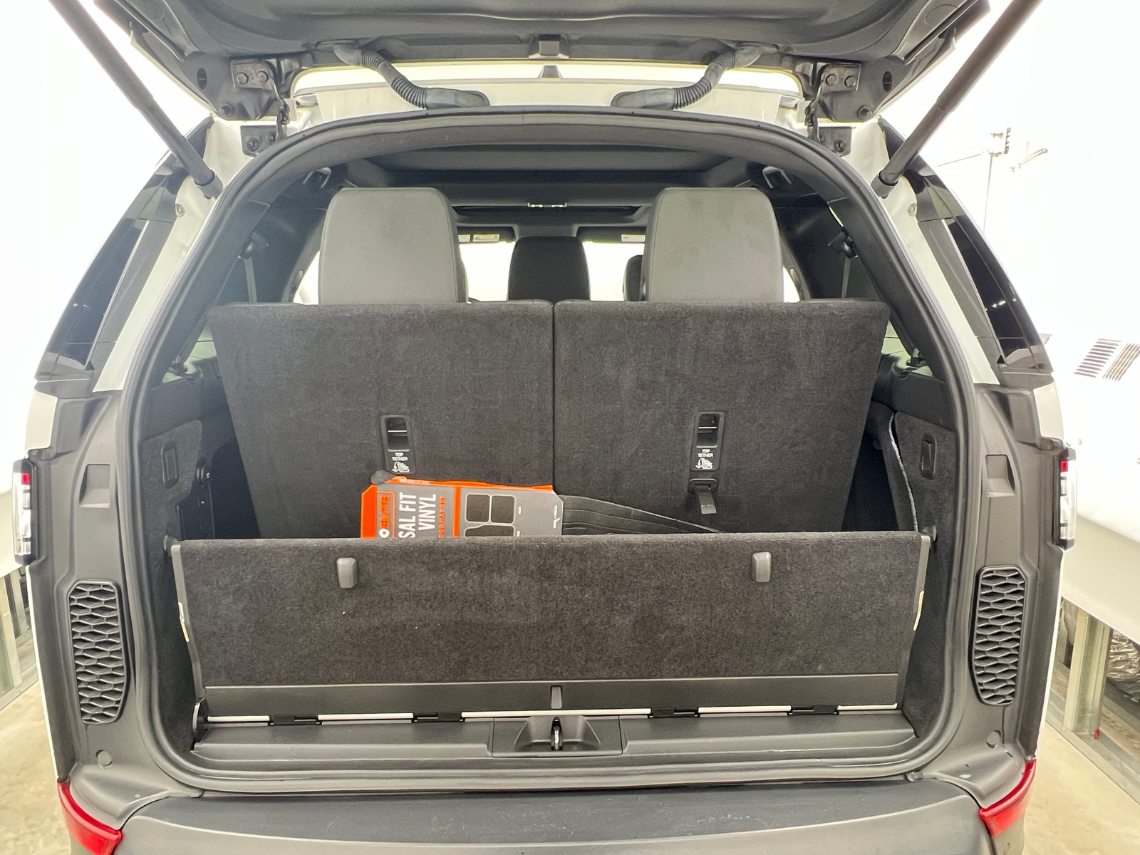 Thumbnail: 2018 Land Rover Discovery - 6