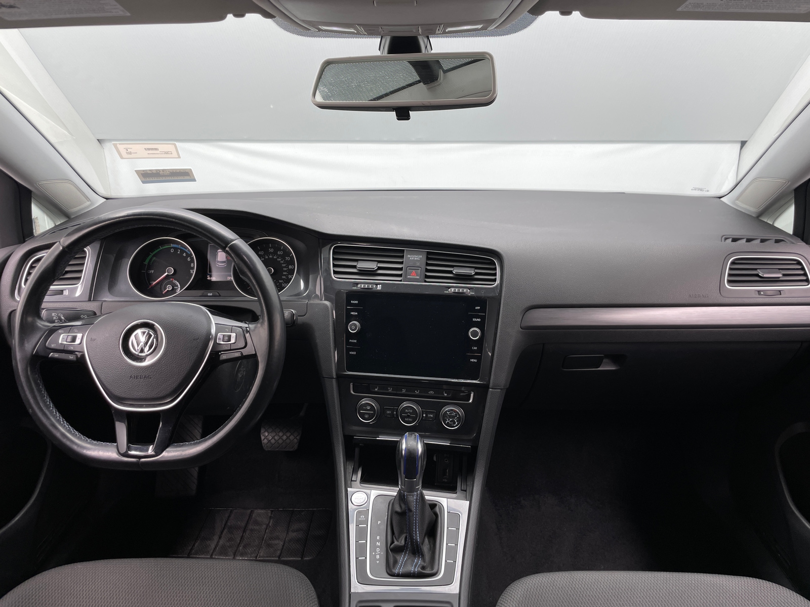 Thumbnail: 2017 Volkswagen e-Golf - 3