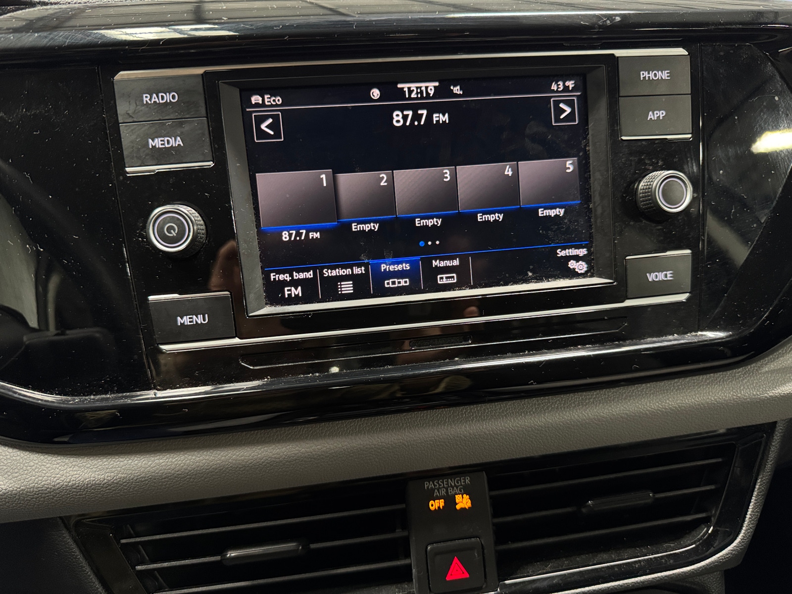 Thumbnail: 2022 Volkswagen Taos - 4