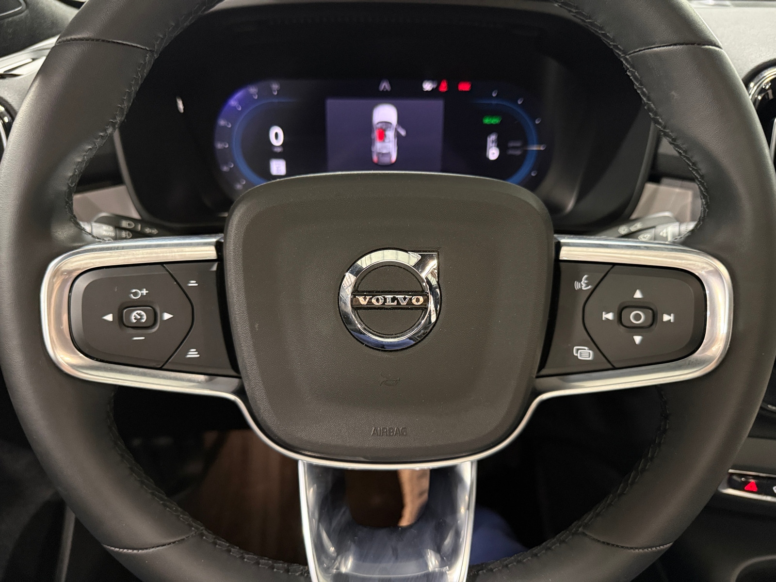 Thumbnail: 2024 Volvo C40 - 4