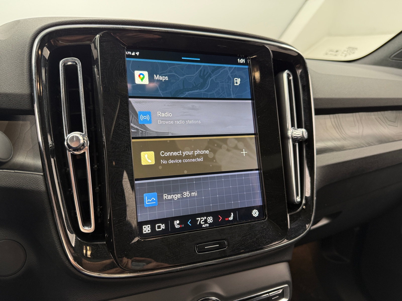 Thumbnail: 2024 Volvo C40 - 3