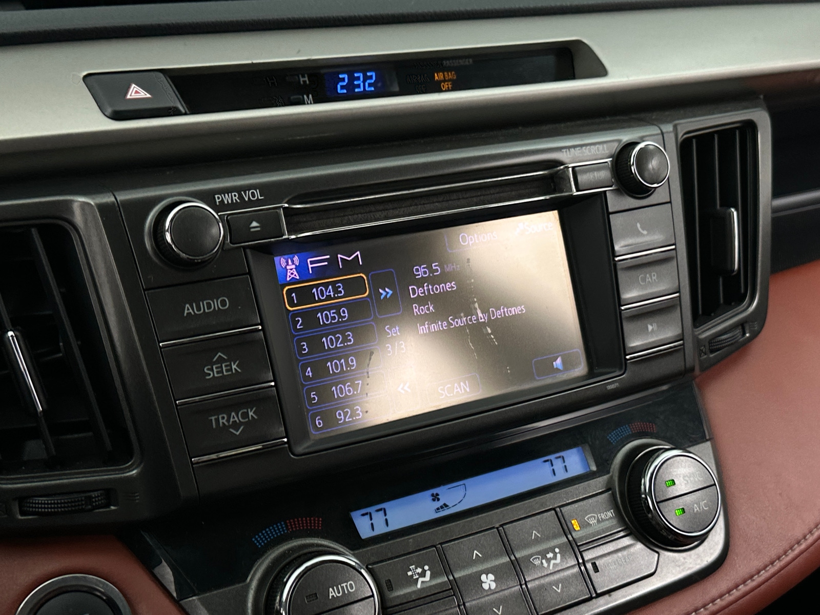 Thumbnail: 2013 Toyota RAV4 - 3