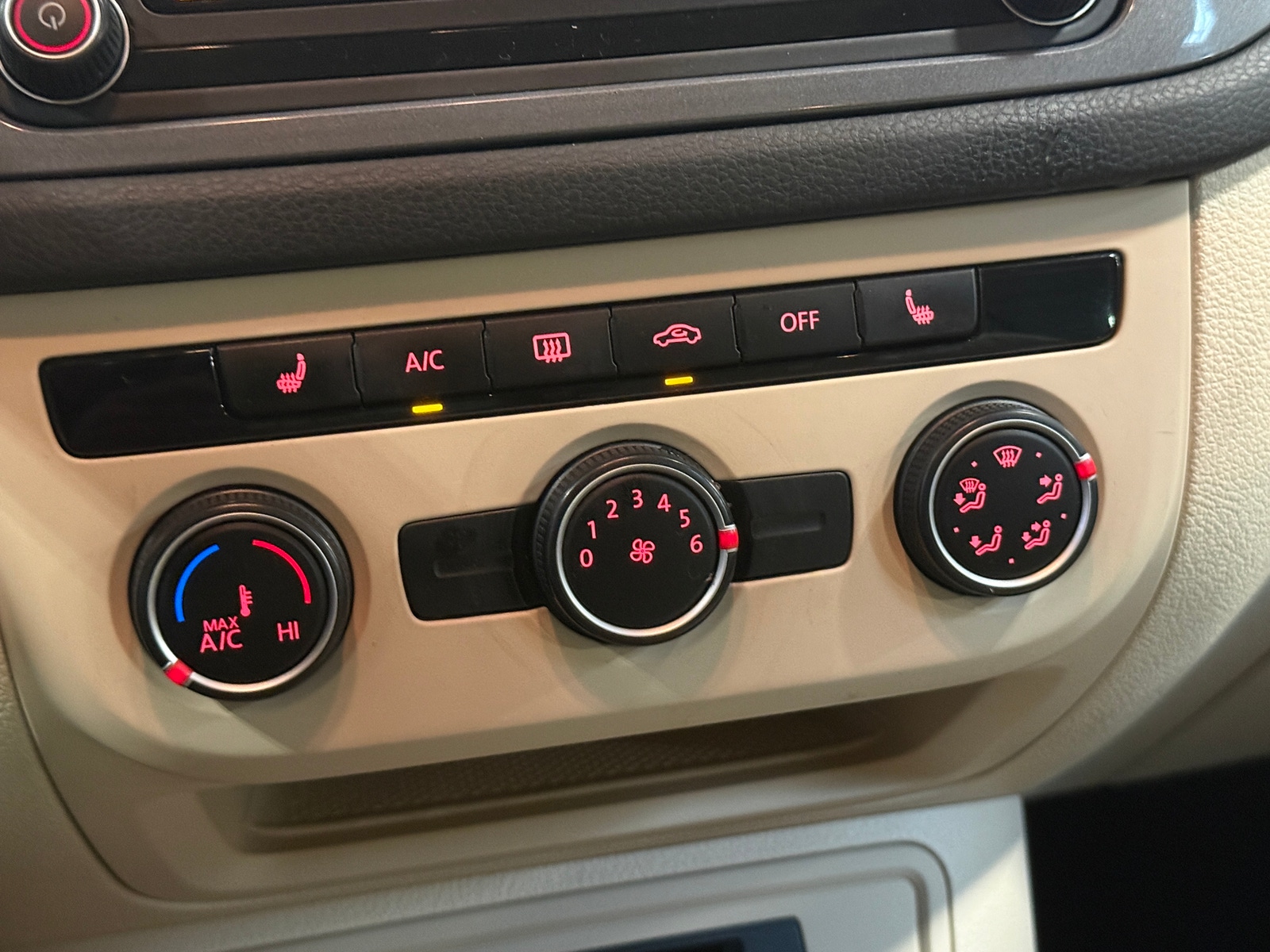 Thumbnail: 2016 Volkswagen Tiguan - 4