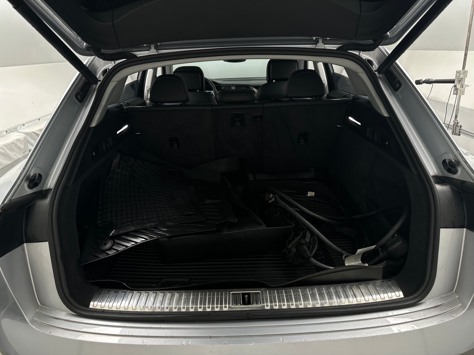 Thumbnail: 2019 Audi e-tron - 6