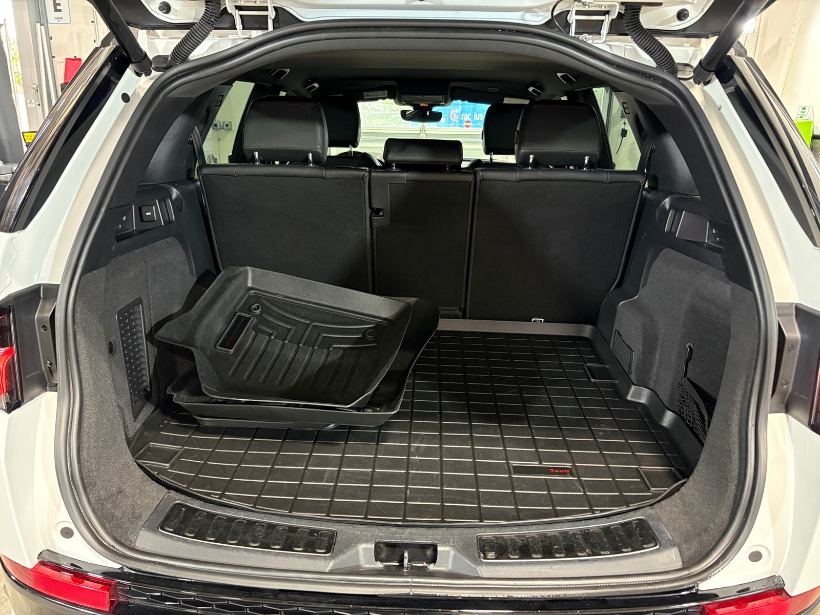 Thumbnail: 2022 Land Rover Discovery Sport - 6