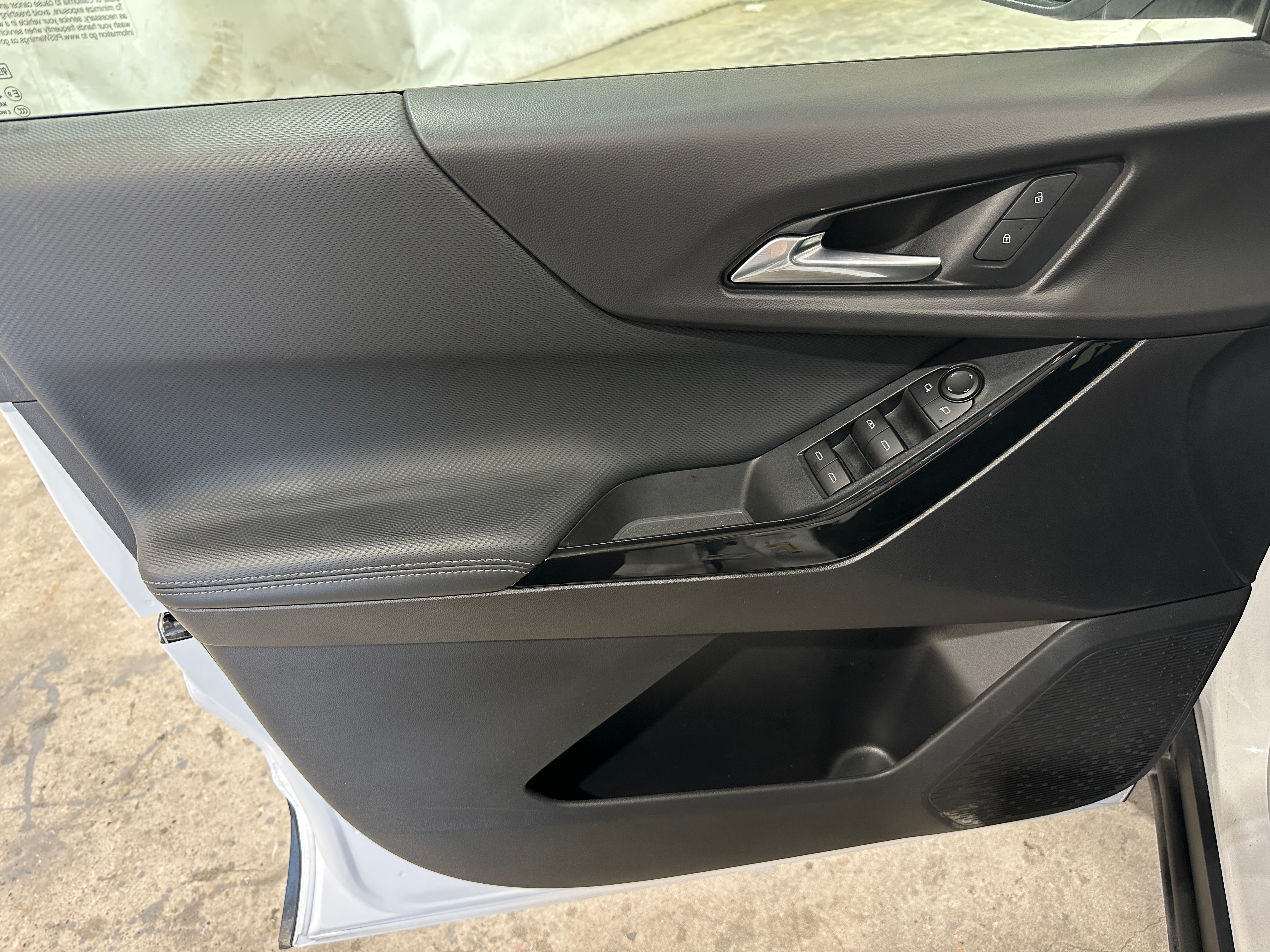 2025 Chevrolet Equinox - Image 2