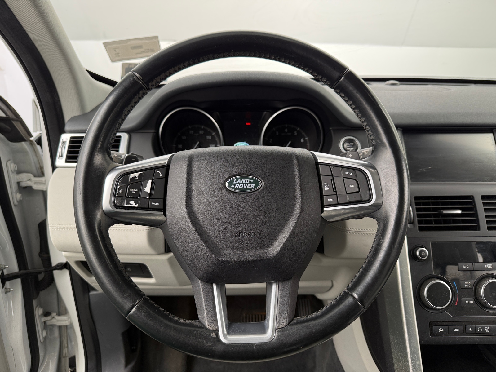 Thumbnail: 2017 Land Rover Discovery Sport - 4