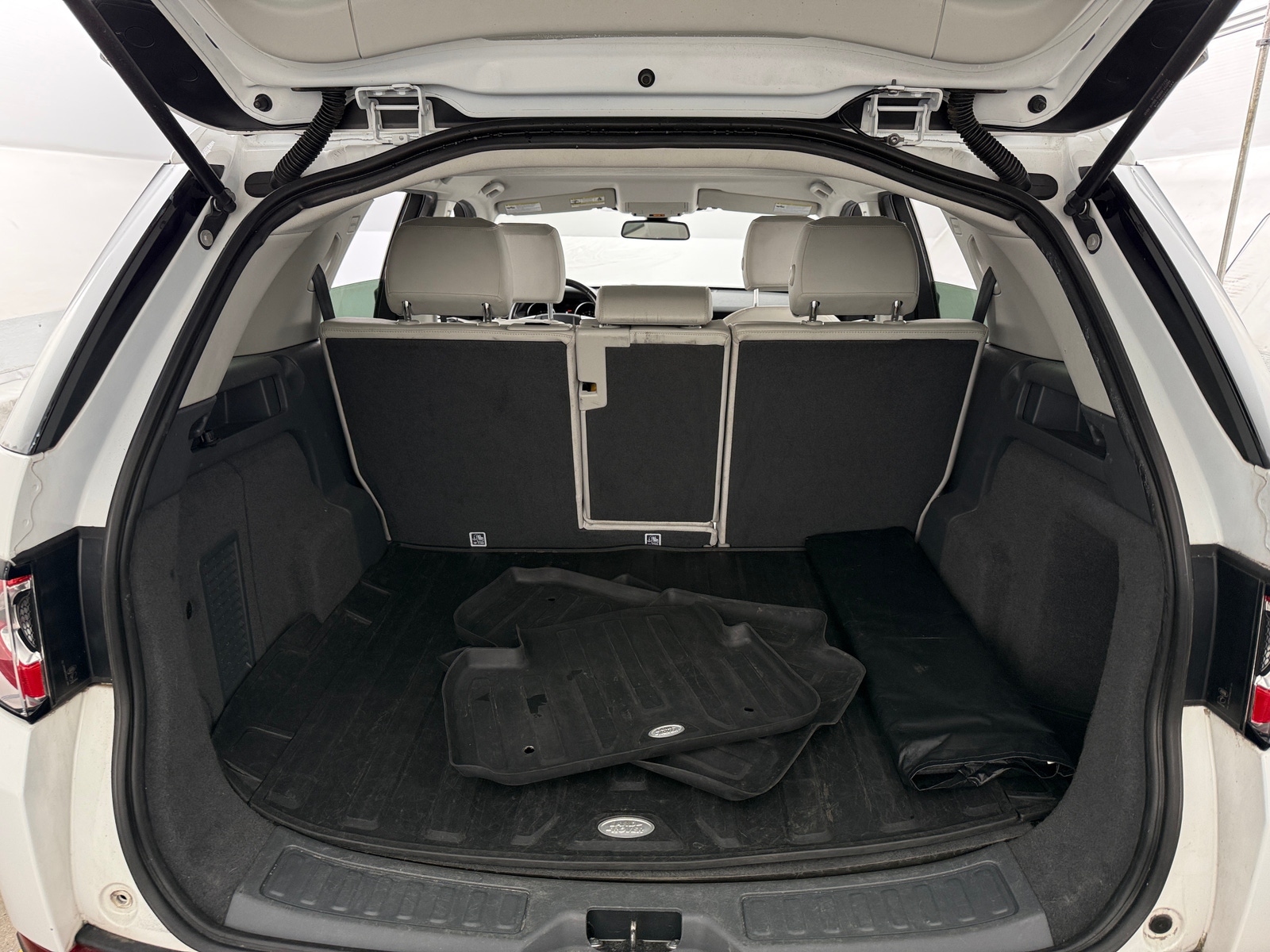 Thumbnail: 2017 Land Rover Discovery Sport - 6