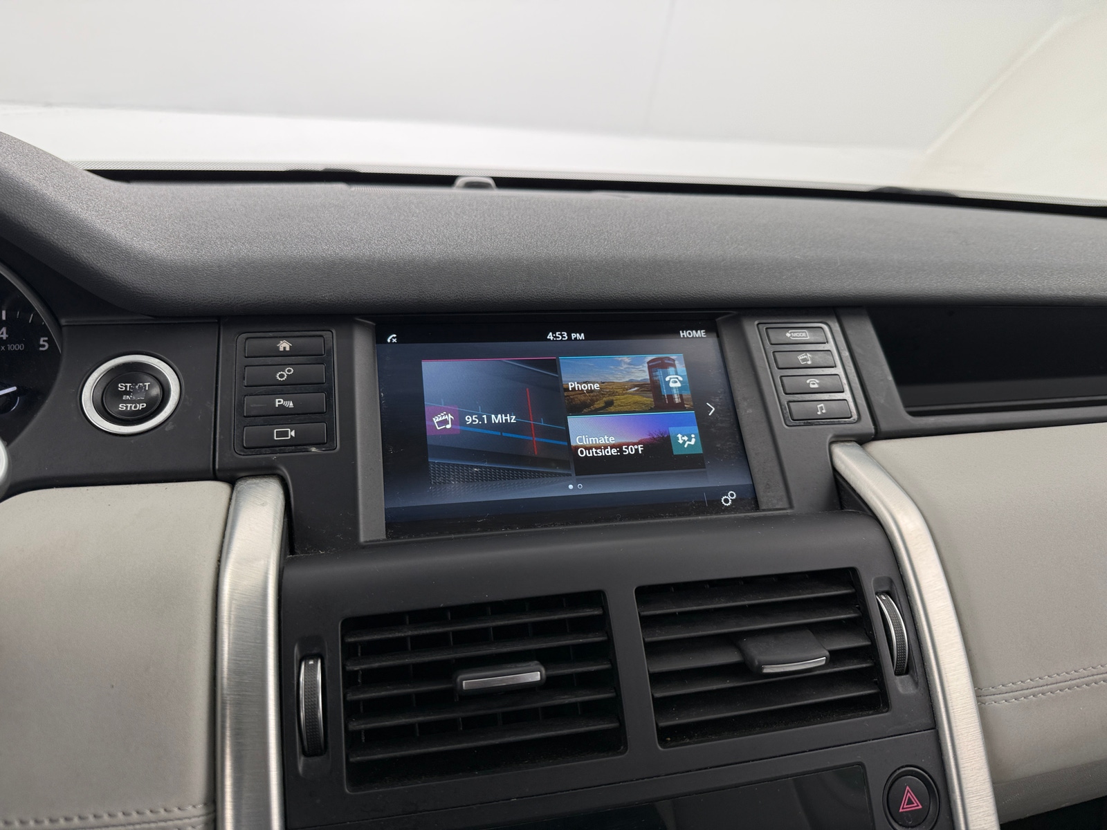 Thumbnail: 2017 Land Rover Discovery Sport - 3