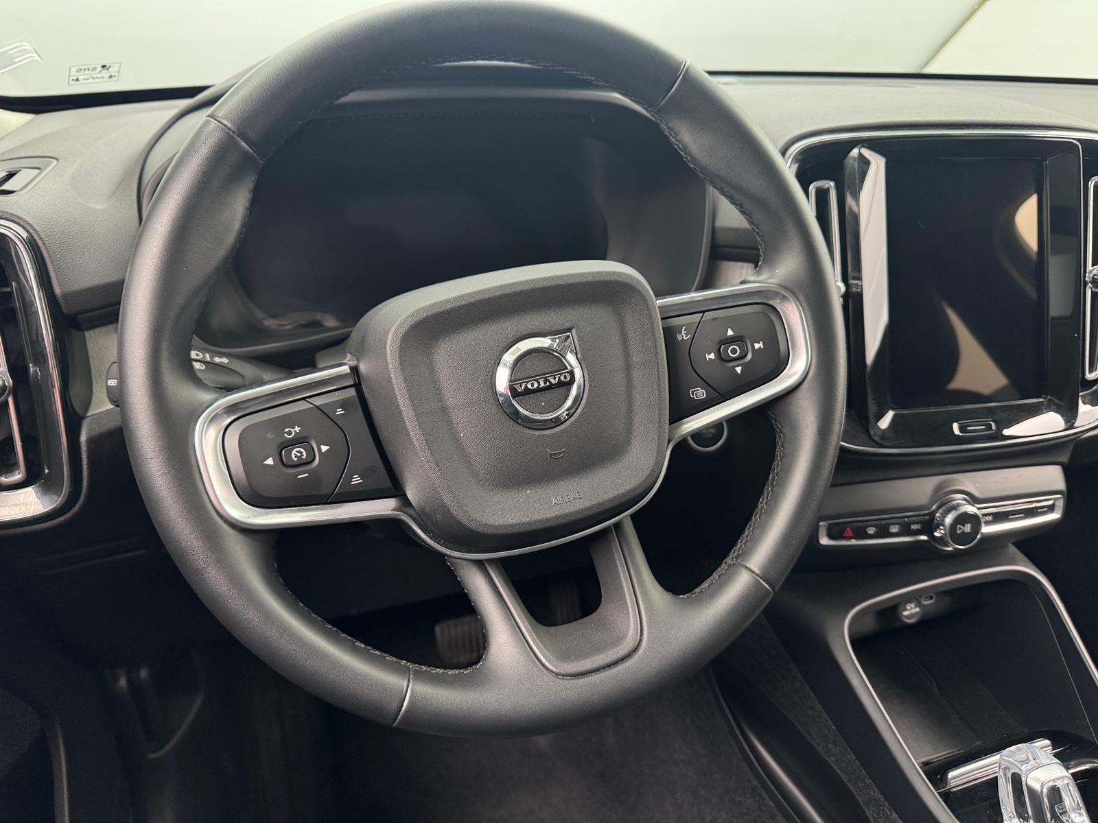 Thumbnail: 2025 Volvo XC40 - 4