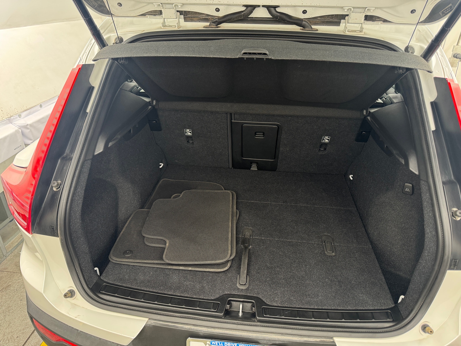 Thumbnail: 2025 Volvo XC40 - 6