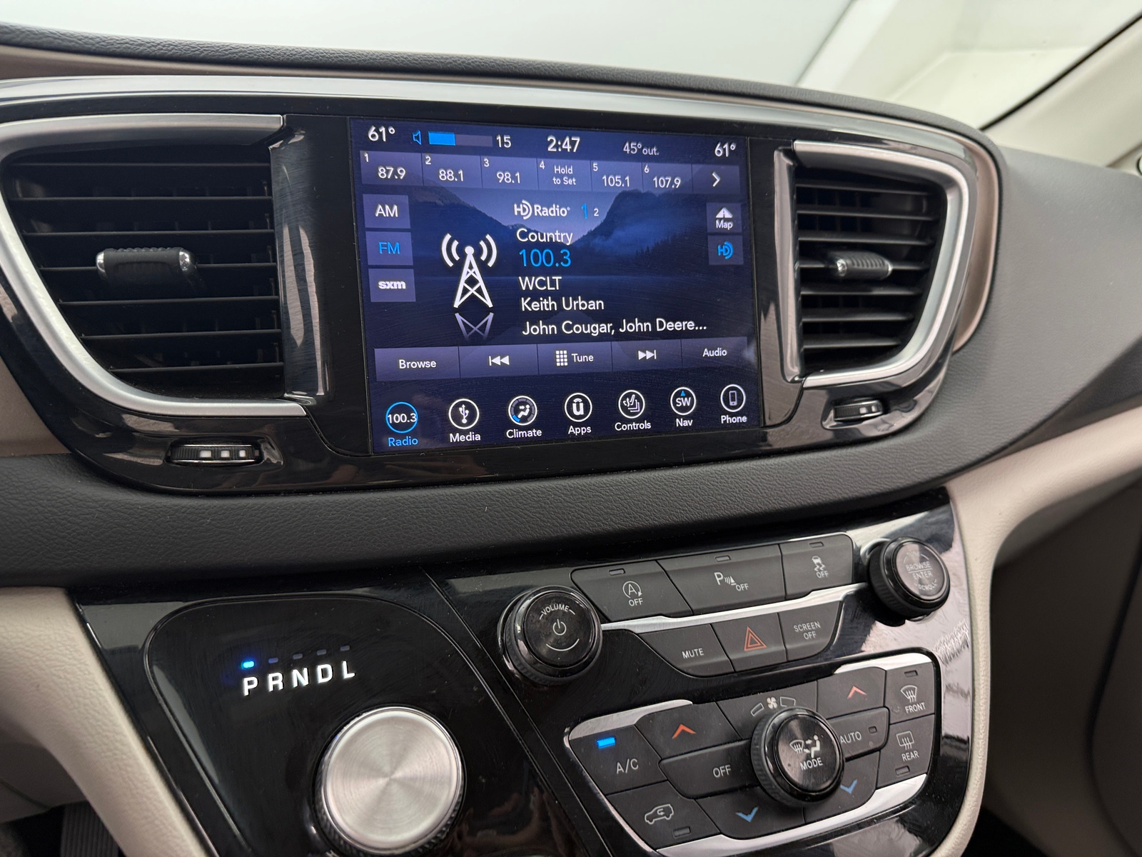 Thumbnail: 2018 Chrysler Pacifica - 3