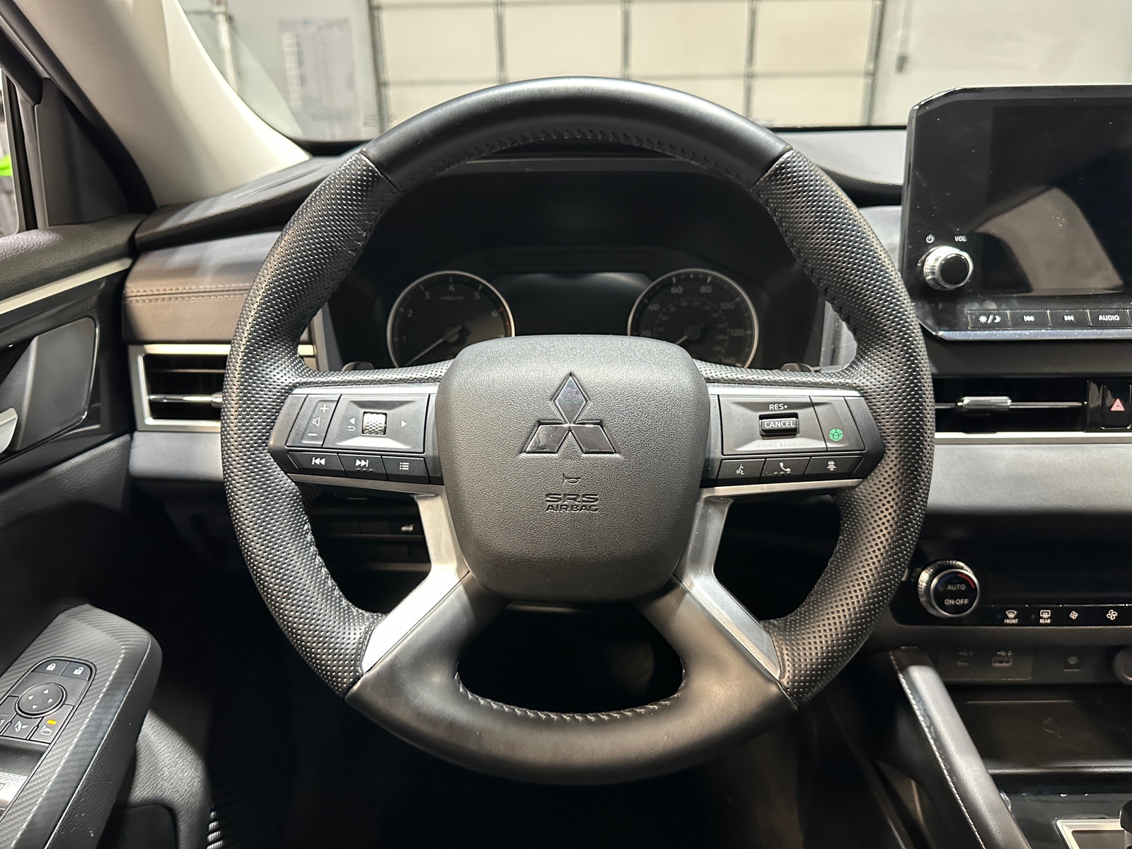 Thumbnail: 2024 Mitsubishi Outlander - 4