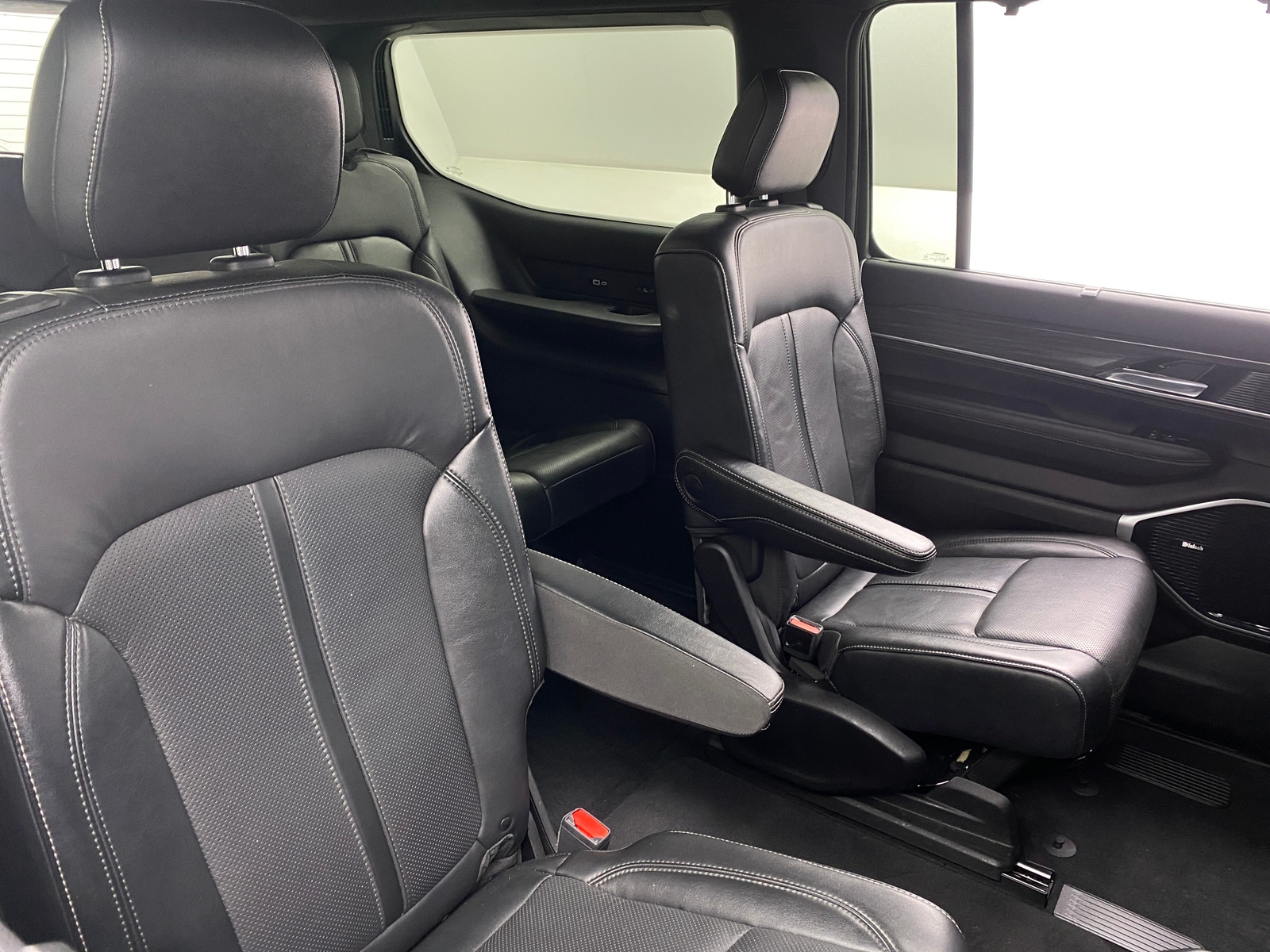 Thumbnail: 2022 Jeep Wagoneer - 5