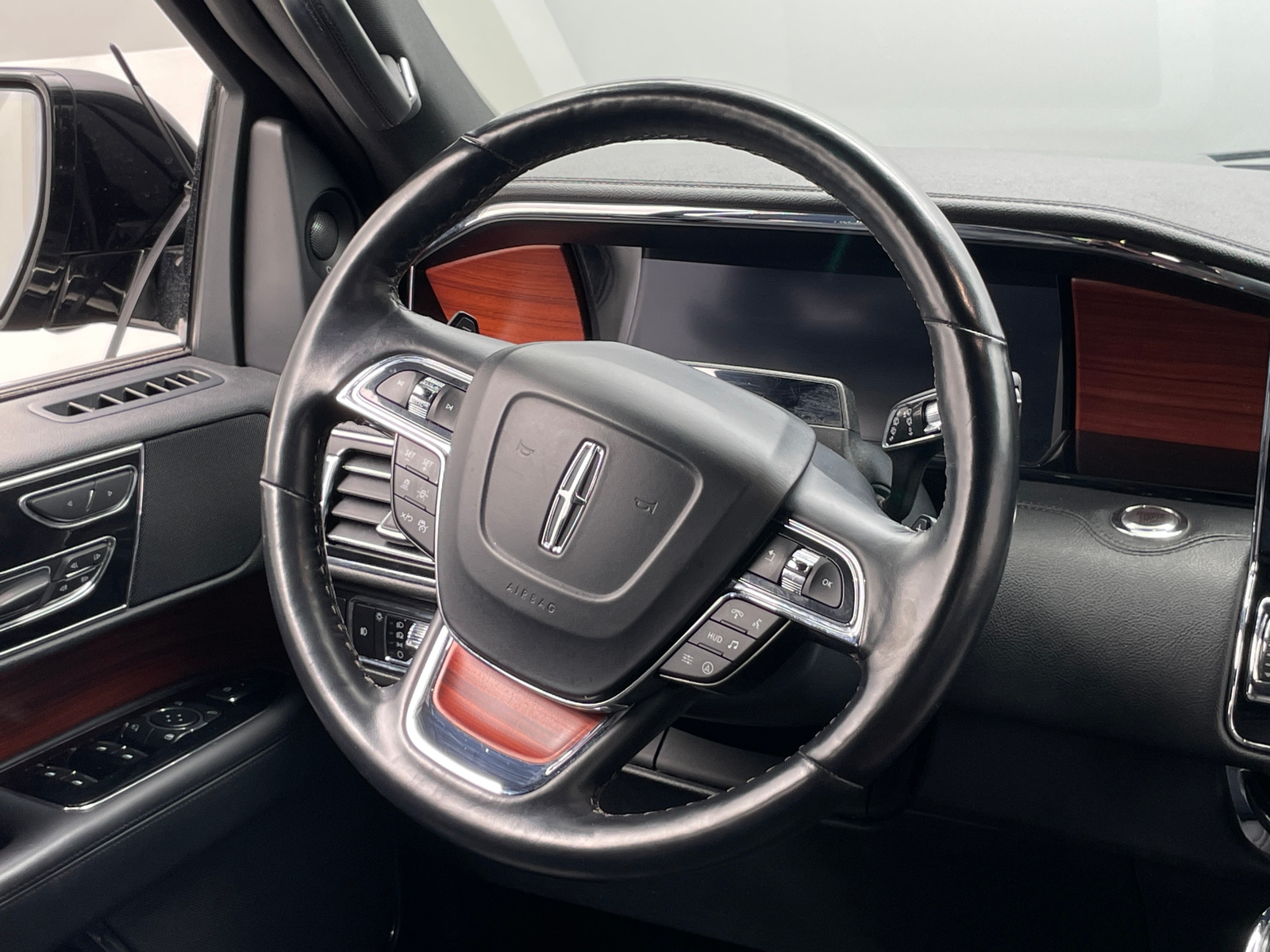 Thumbnail: 2024 Lincoln Navigator - 4