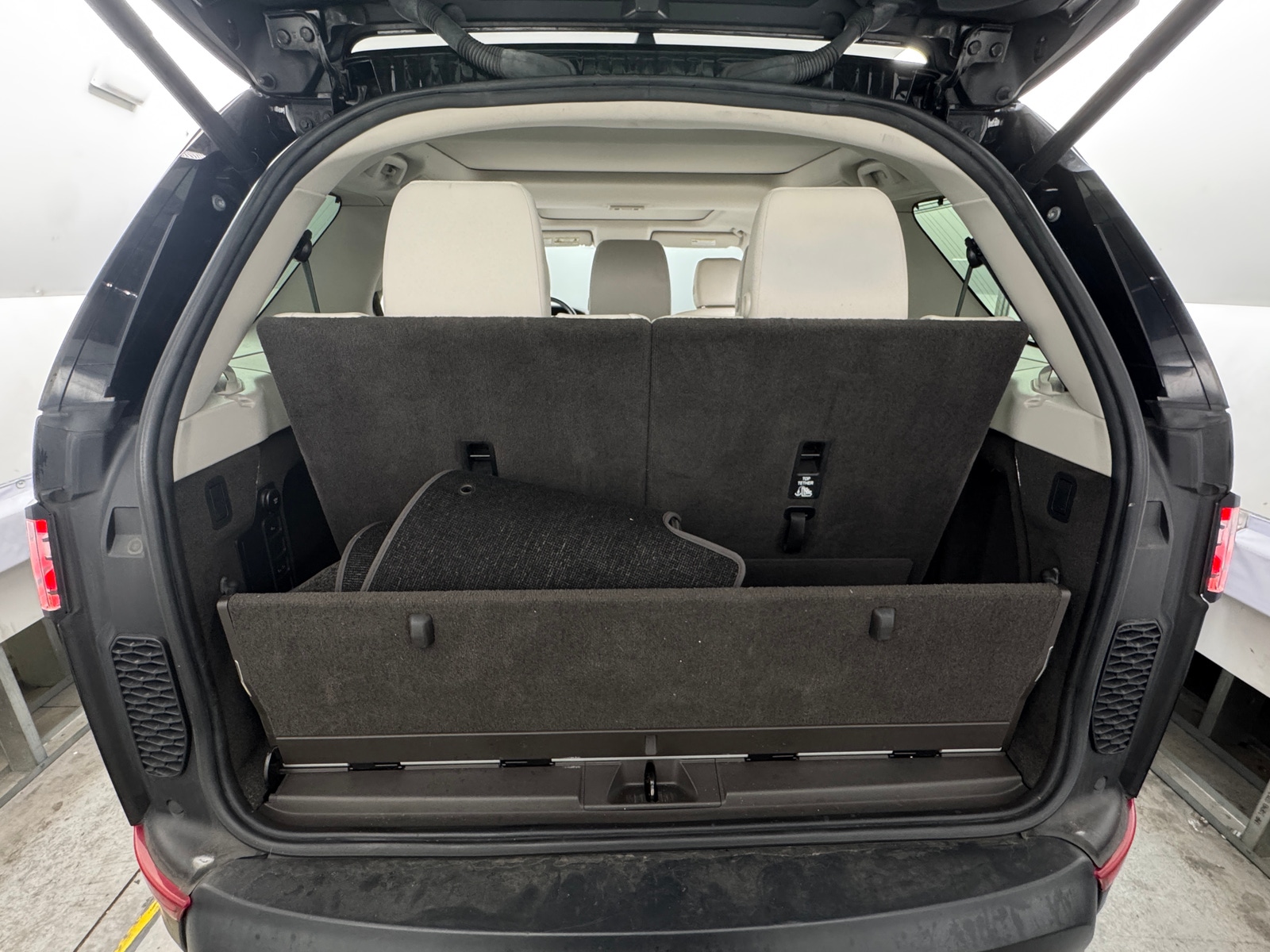 Thumbnail: 2019 Land Rover Discovery - 6