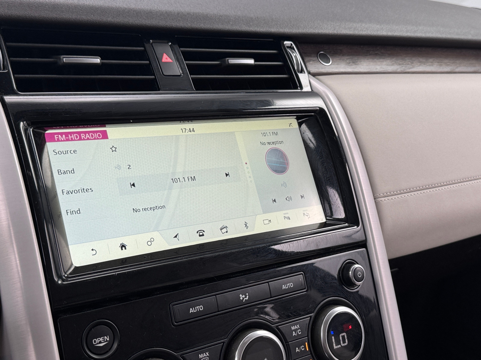 Thumbnail: 2019 Land Rover Discovery - 3