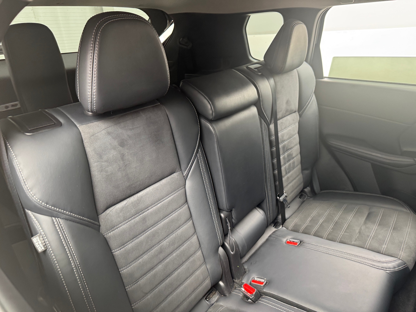 Thumbnail: 2023 Mitsubishi Outlander - 5