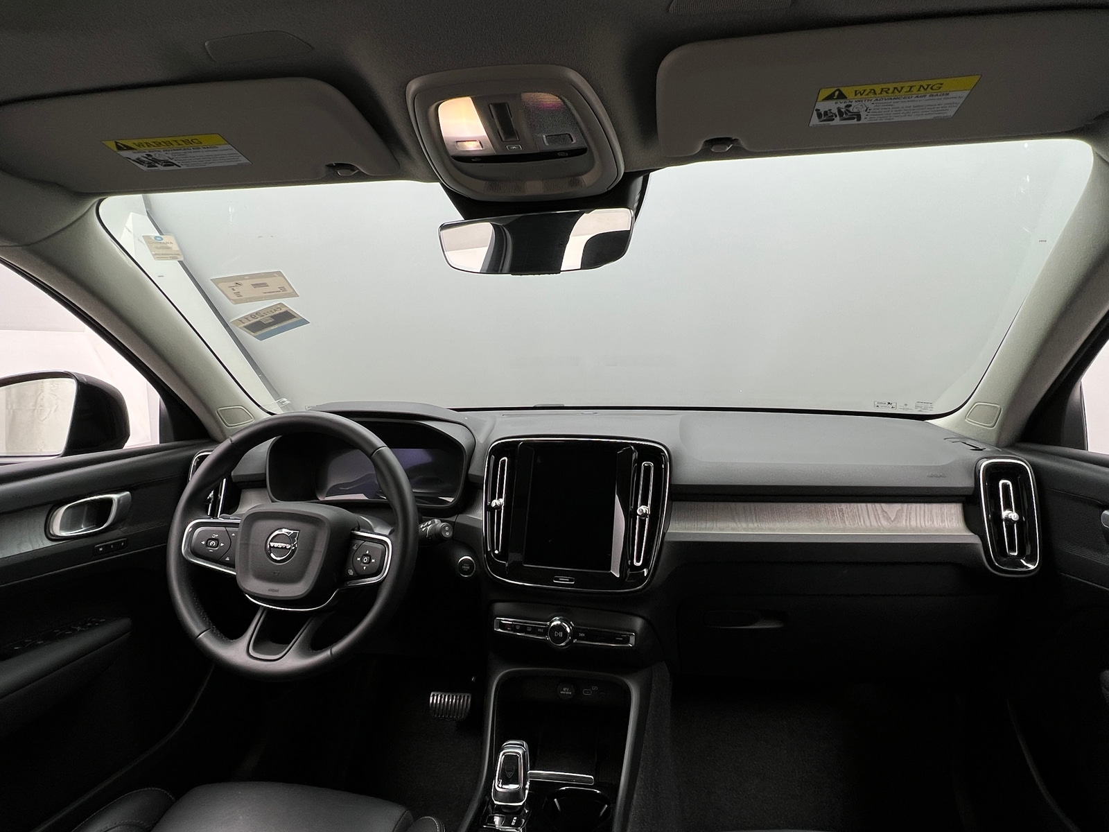 Thumbnail: 2025 Volvo XC40 - 3