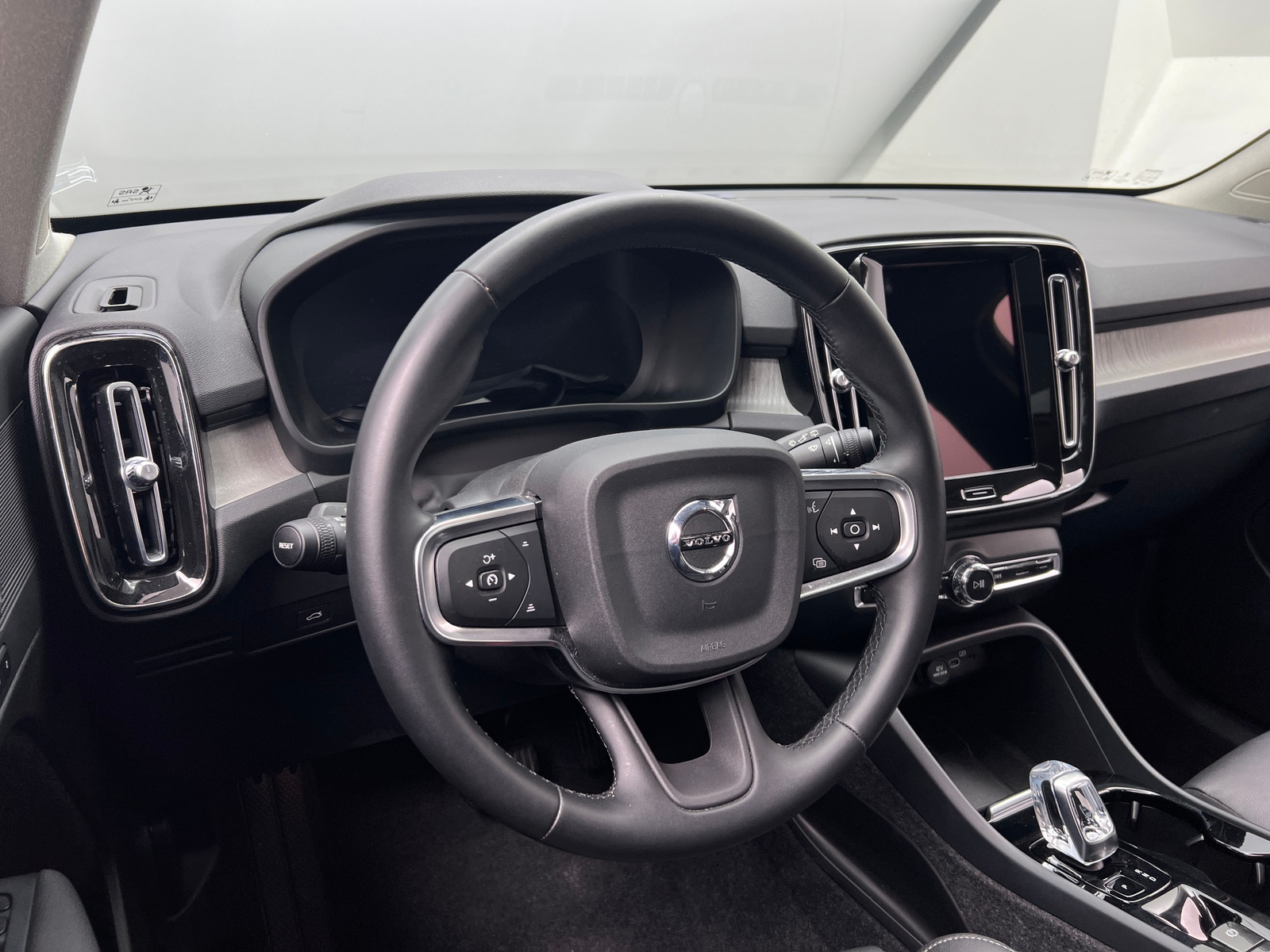 Thumbnail: 2025 Volvo XC40 - 5