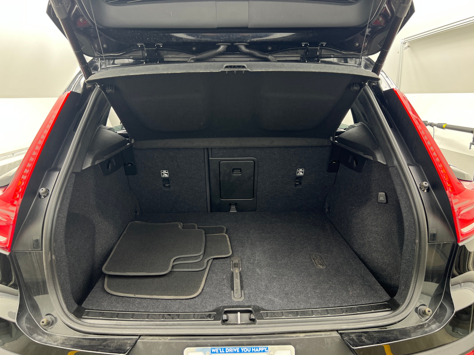 Thumbnail: 2025 Volvo XC40 - 7