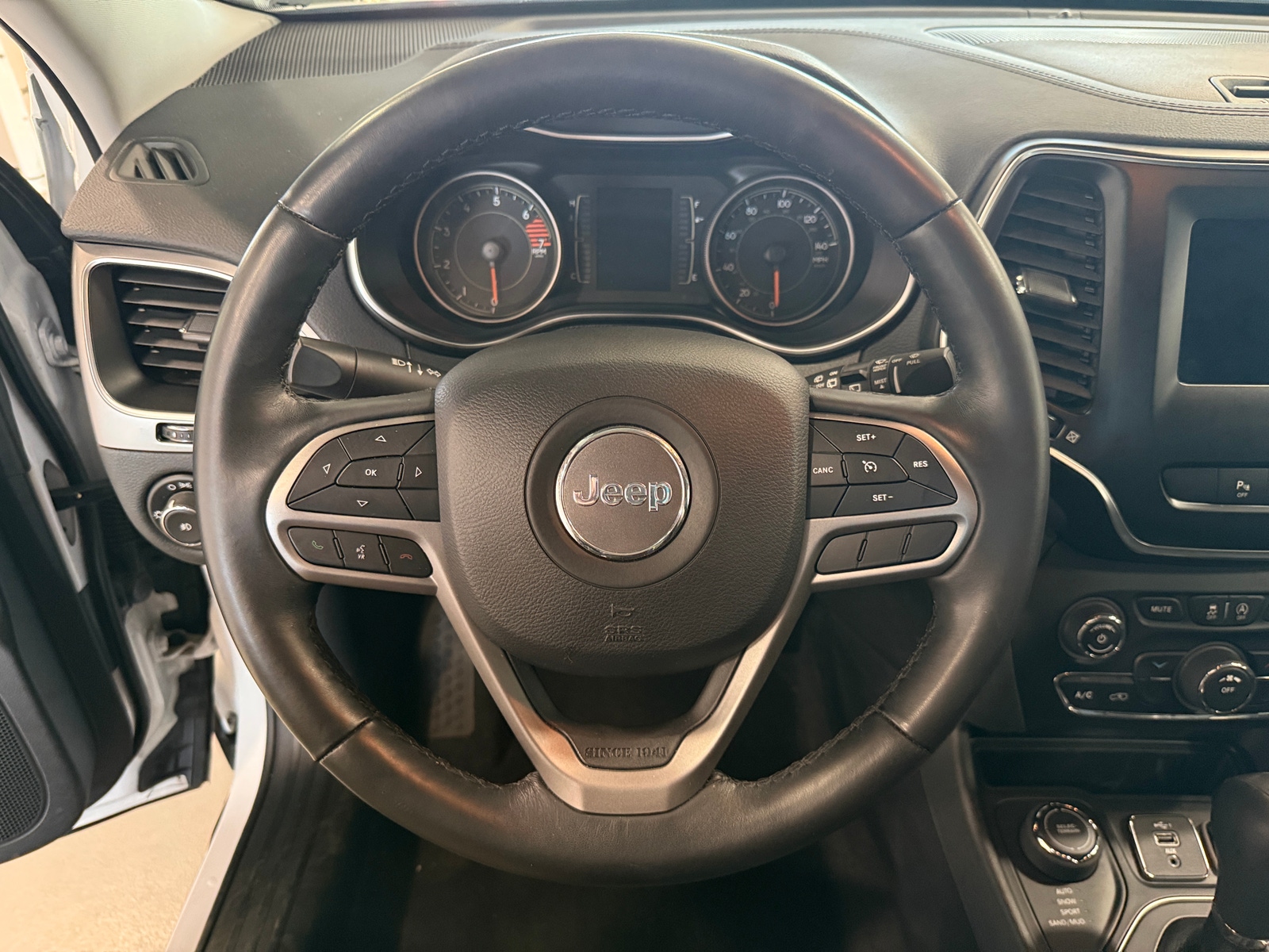 Thumbnail: 2019 Jeep Cherokee - 5