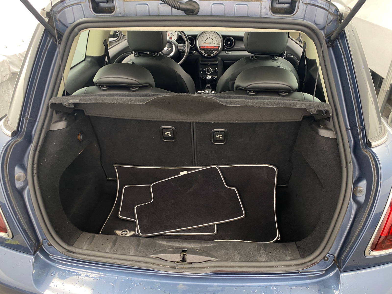 Thumbnail: 2011 MINI Cooper Hardtop - 6