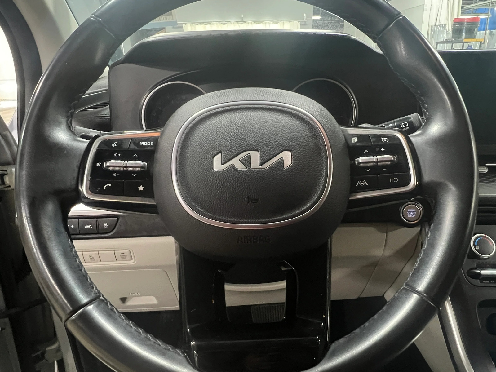 Thumbnail: 2023 Kia Carnival - 4