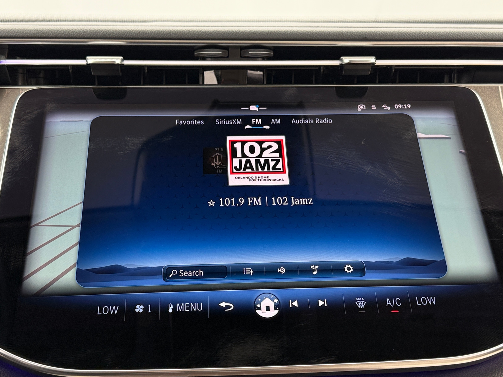 Thumbnail: 2025 Mercedes-Benz E-Class - 3