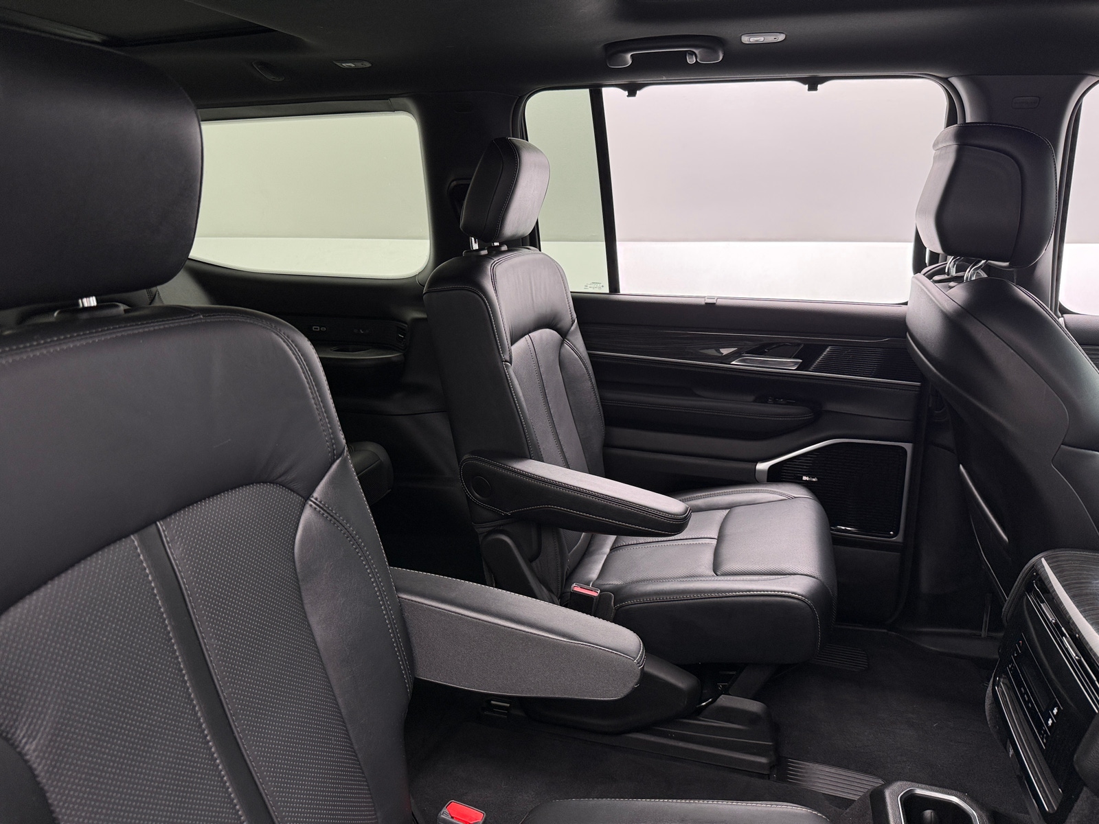 Thumbnail: 2022 Jeep Wagoneer - 5