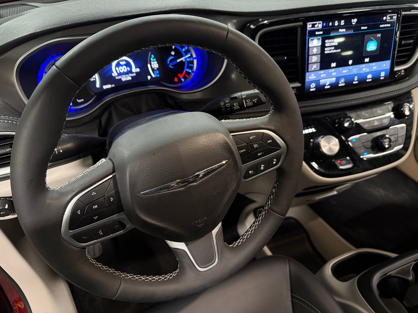 Thumbnail: 2023 Chrysler Pacifica - 4