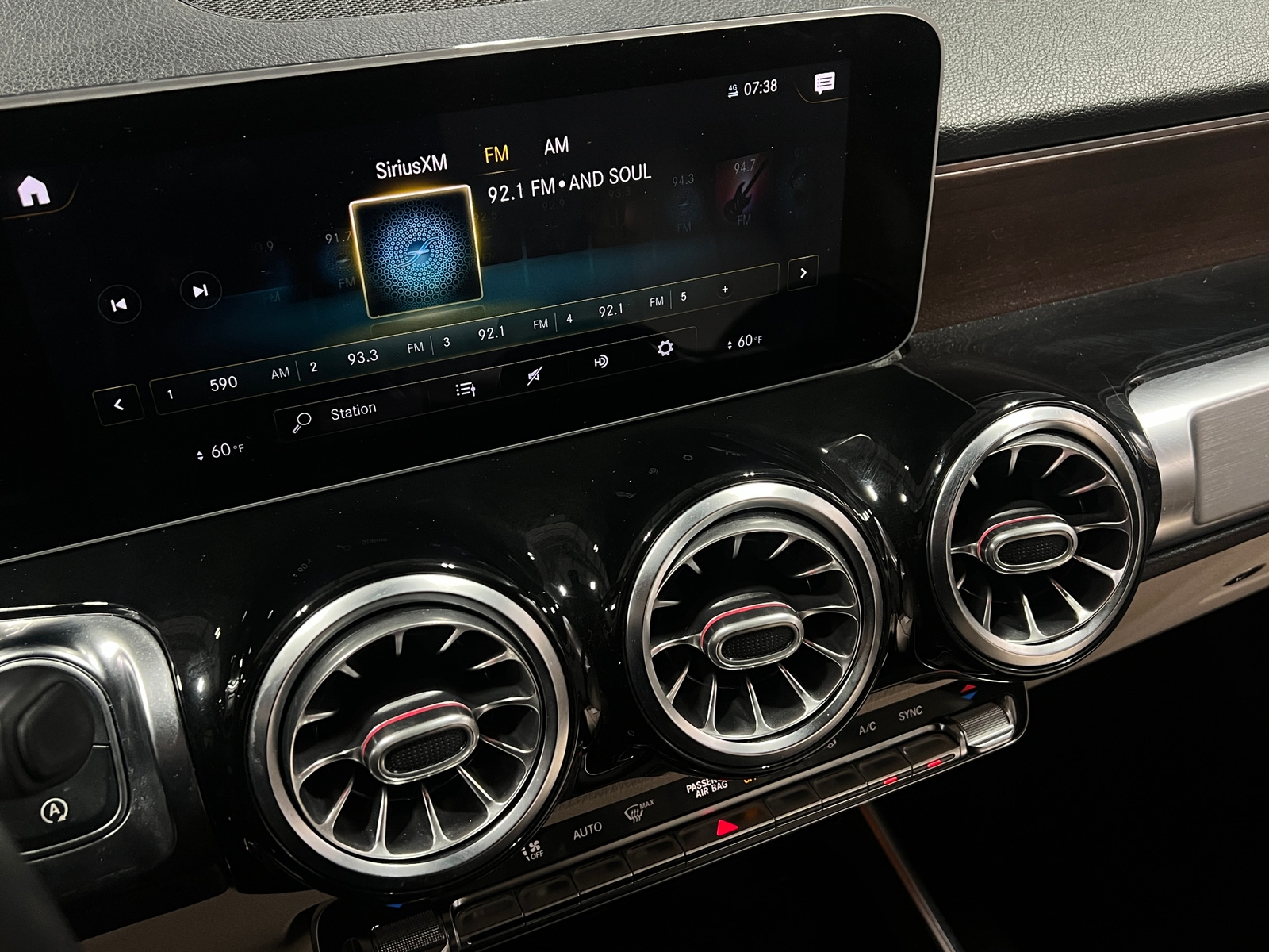 Thumbnail: 2020 Mercedes-Benz GLB - 3