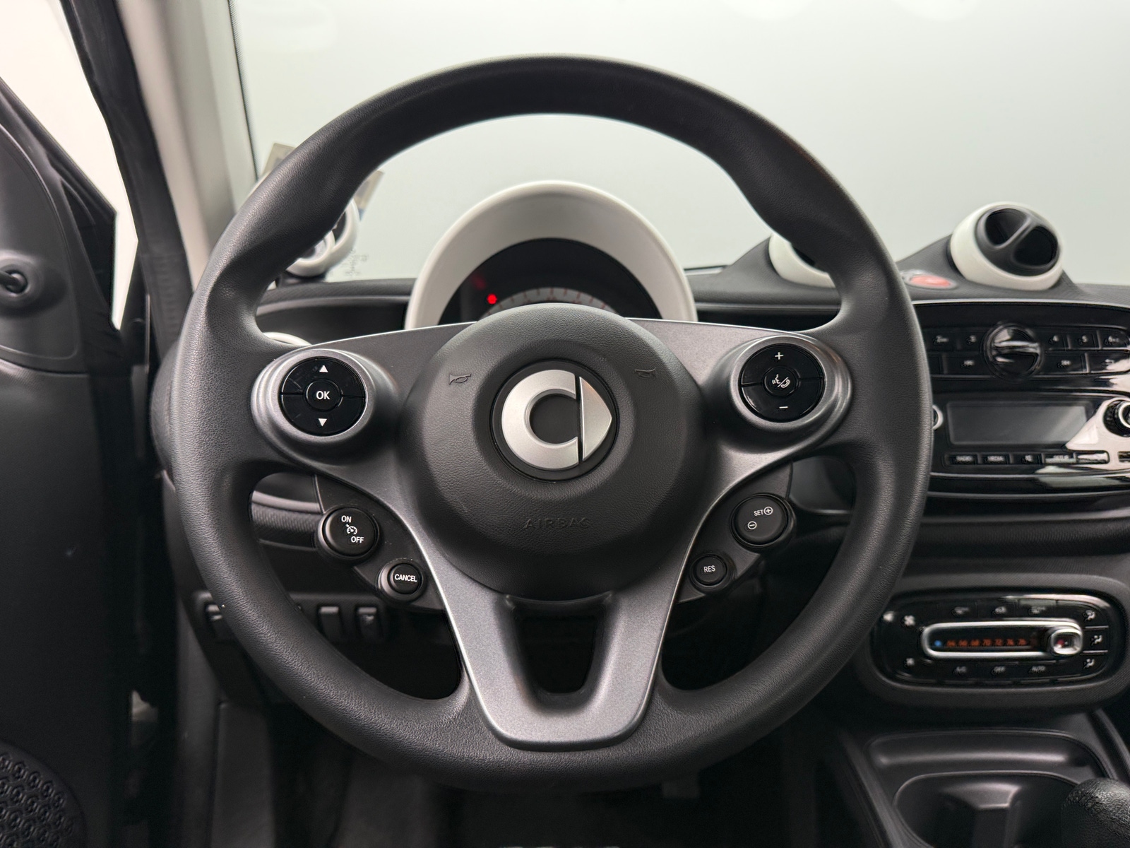 Thumbnail: 2018 smart fortwo - 4