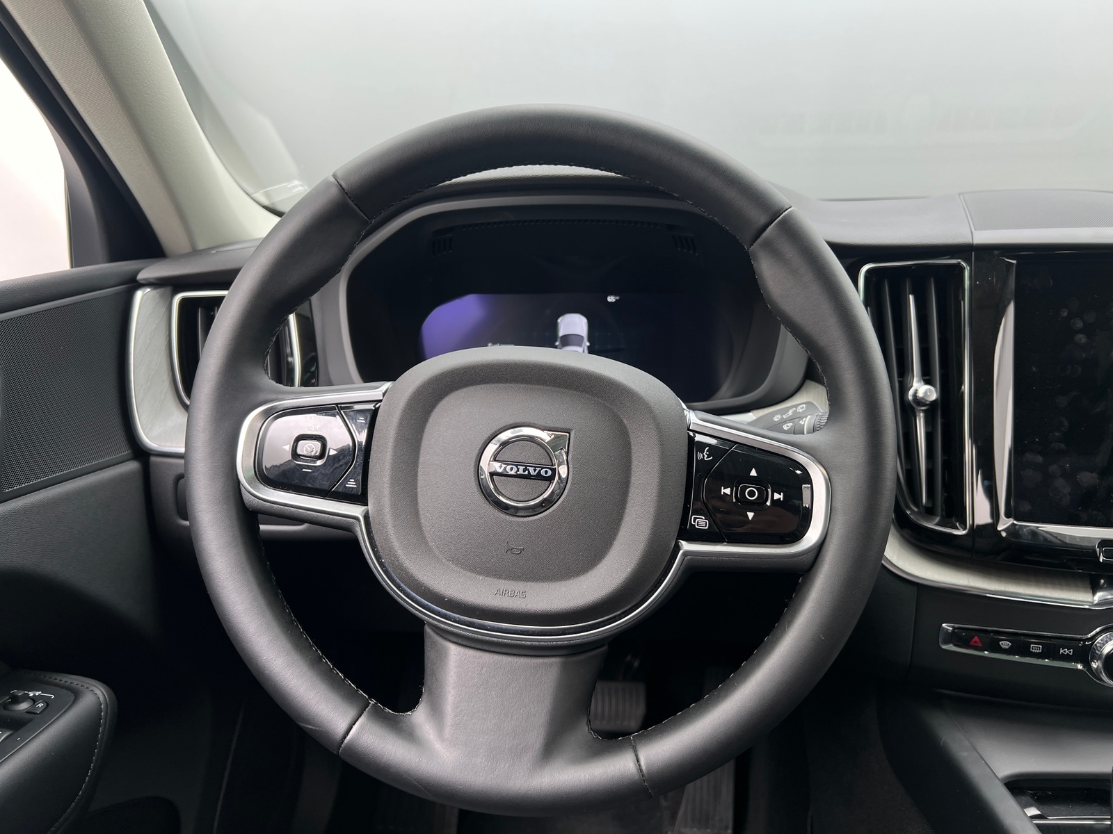 Thumbnail: 2025 Volvo XC60 - 4