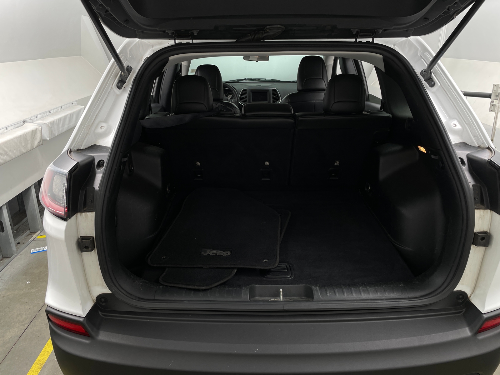 Thumbnail: 2019 Jeep Cherokee - 7