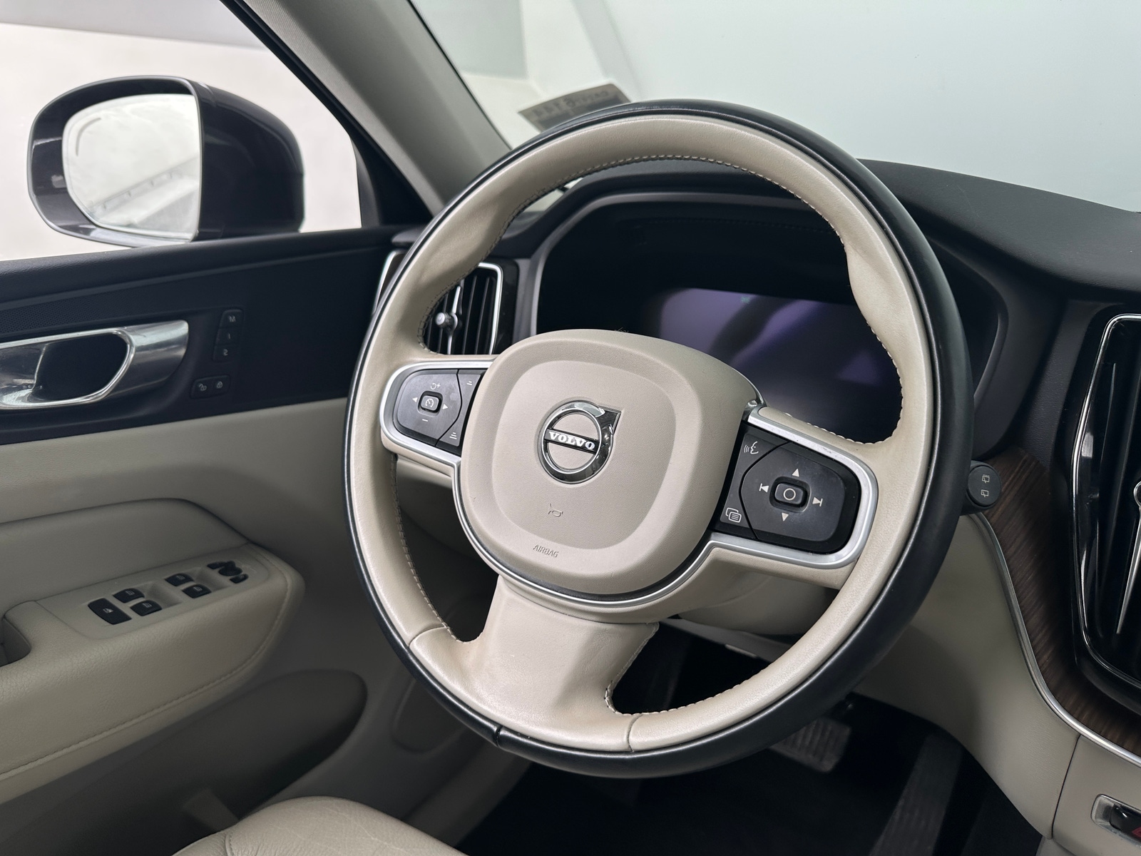 Thumbnail: 2022 Volvo XC60 - 4