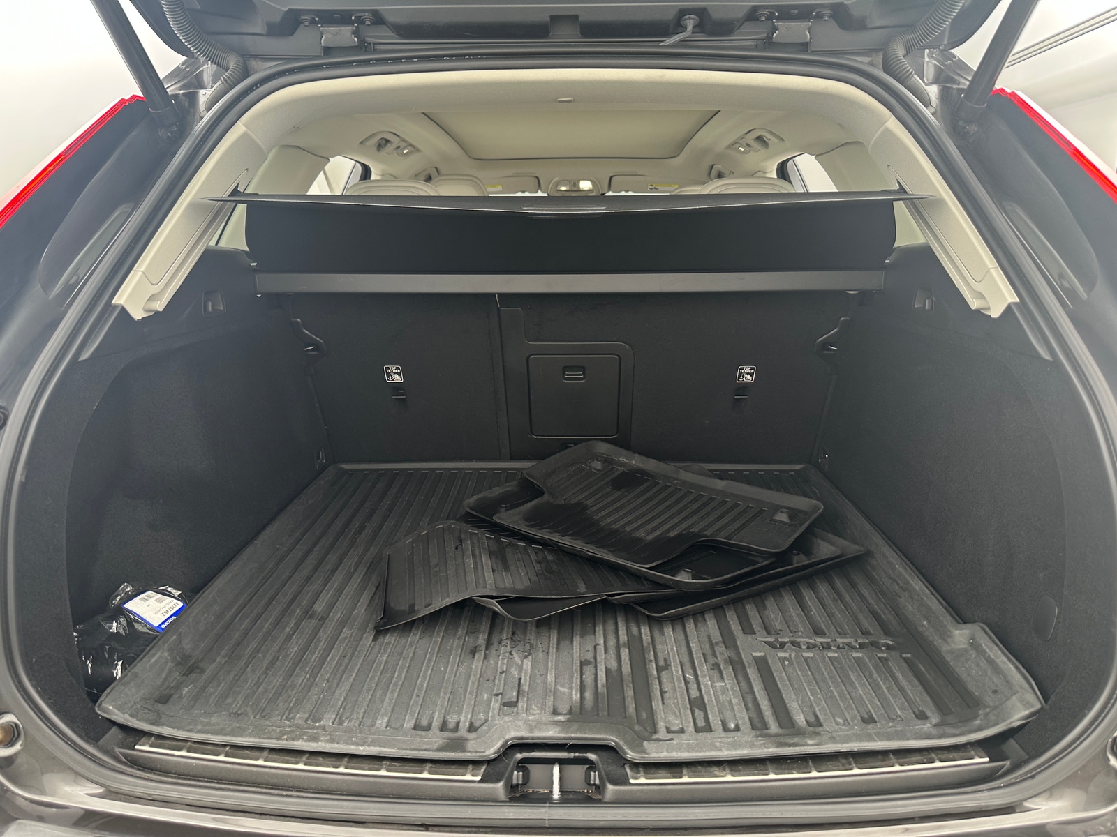 Thumbnail: 2022 Volvo XC60 - 6