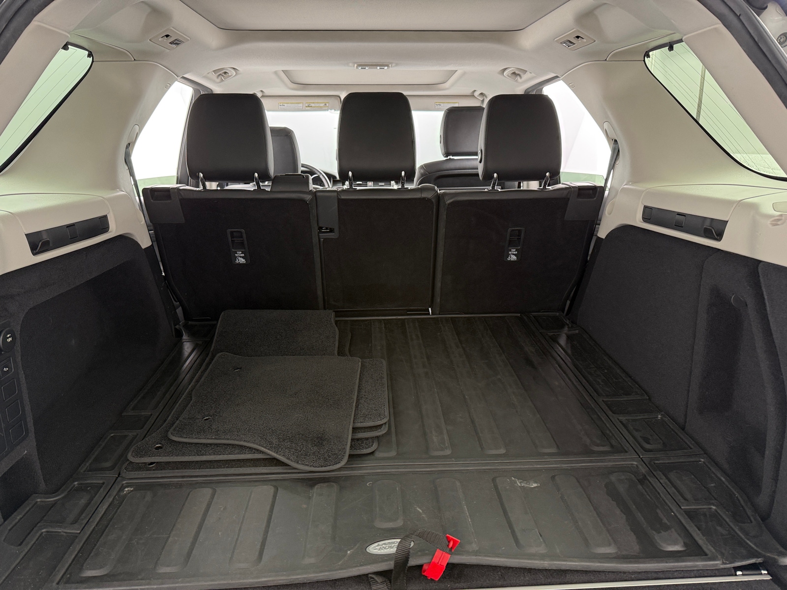 Thumbnail: 2017 Land Rover Discovery - 6