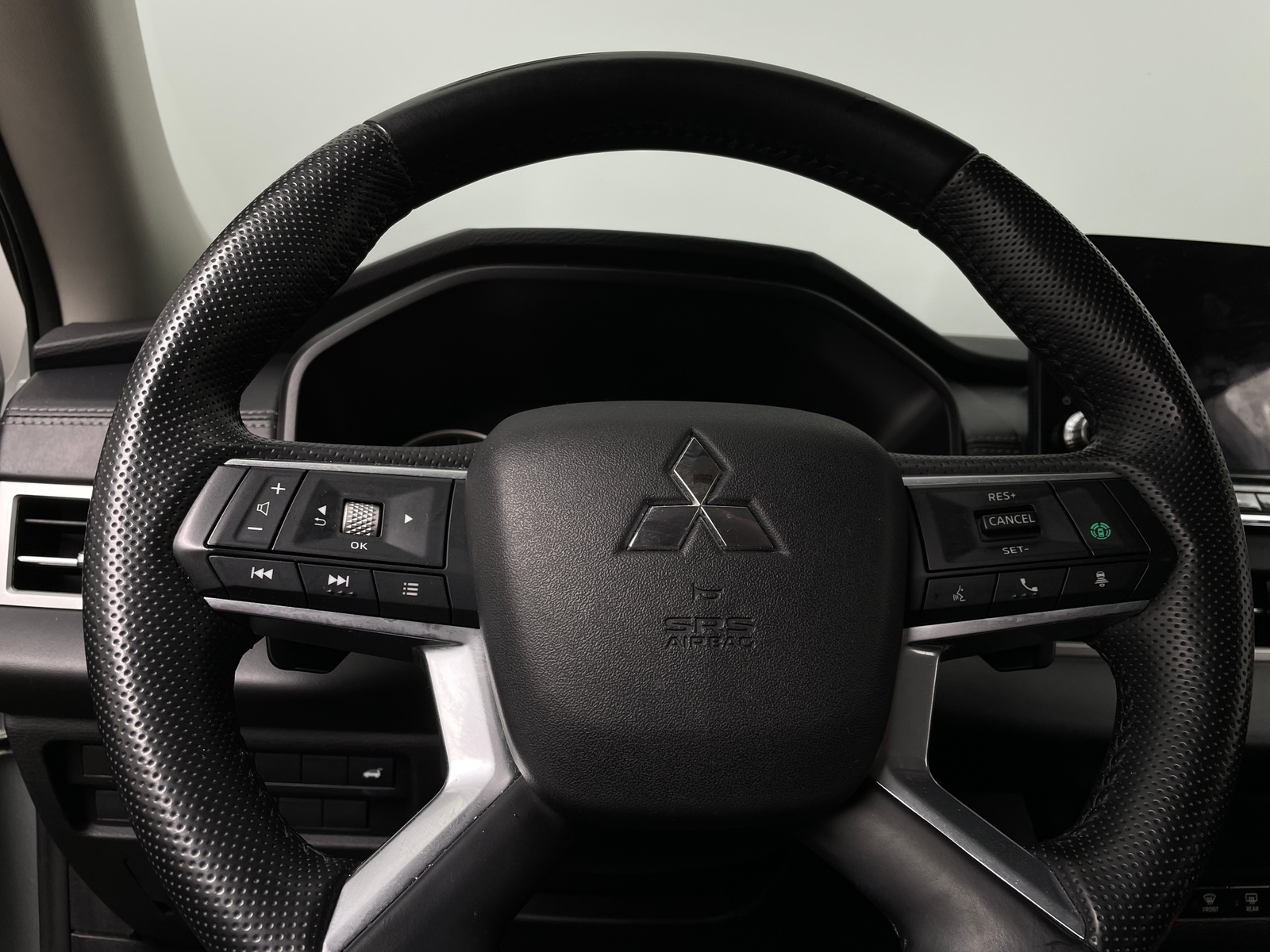 Thumbnail: 2024 Mitsubishi Outlander - 4