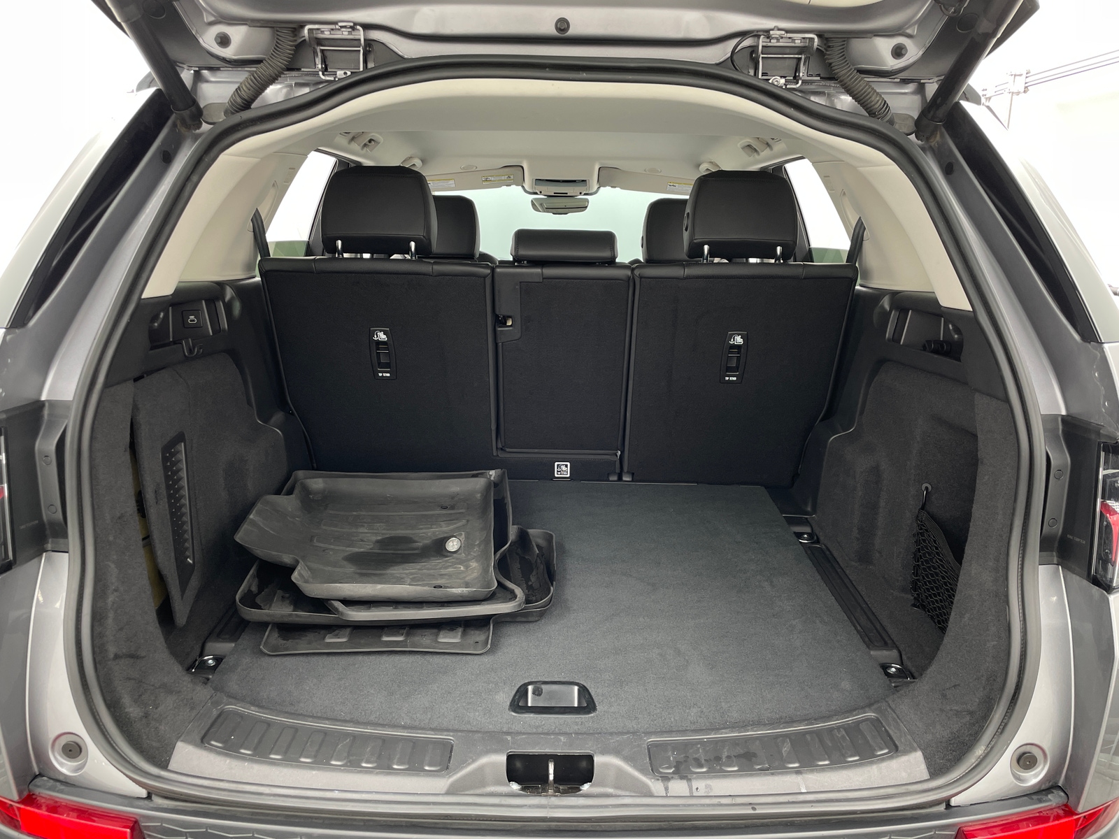 Thumbnail: 2023 Land Rover Discovery Sport - 6