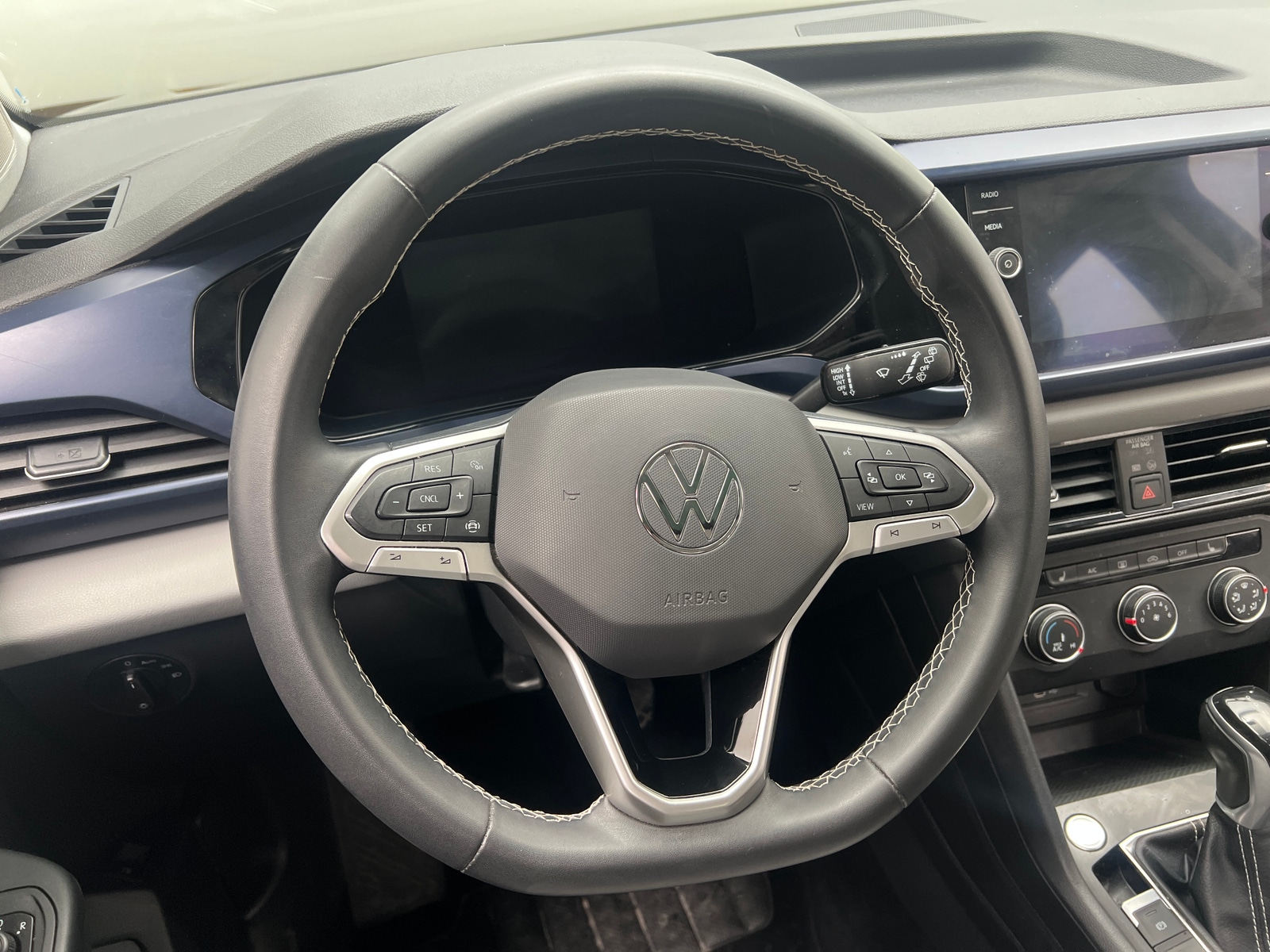 Thumbnail: 2022 Volkswagen Taos - 4